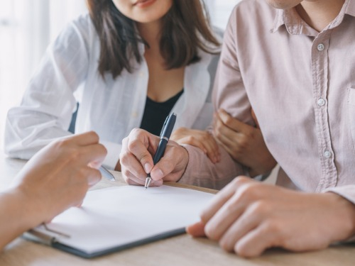 Die Wohnungssuche in Tirol kann oft schwierig sein - auch im Mietvertrag gilt es, auf gewisse Fallen Acht zu geben.