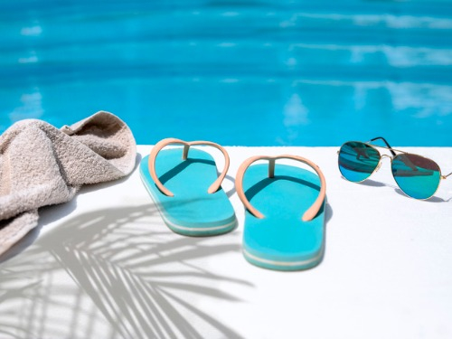 Das Wasser hat eine magische Anziehungskraft – besonders bei so hohen Temperaturen. Die Farbe „Pool“ kann vielseitig eingesetzt werden.