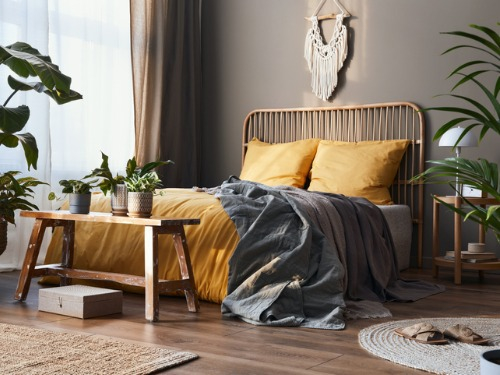 Wer damit liebäugelt, sich noch vor Beginn der kalten Zeit ein neues kuscheliges Schlafzimmer zu gönnen, sollte ein paar Punkte beachten.