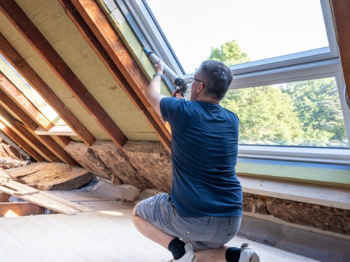 Mit der richtigen Dämmung lassen sich Heizkosten sparen. Wer dabei selbst Hand anlegt, sollte jedoch einiges beachten.